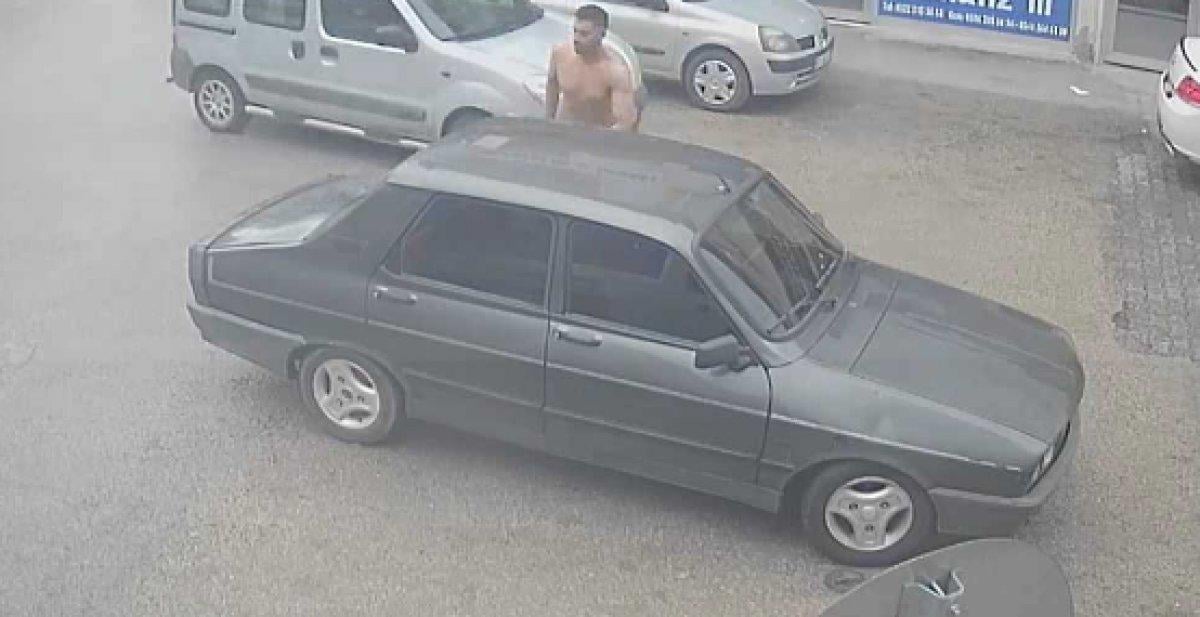 Adana'da sokak ortasındaki üstsüz genç sürücüleri korkuttu