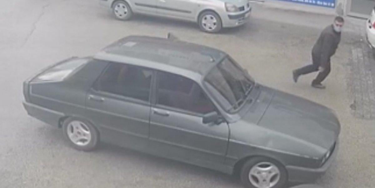 Adana'da sokak ortasındaki üstsüz genç sürücüleri korkuttu