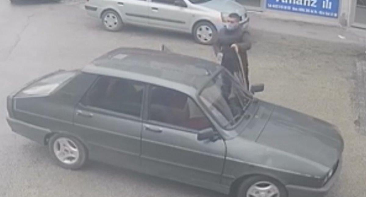 Adana'da sokak ortasındaki üstsüz genç sürücüleri korkuttu