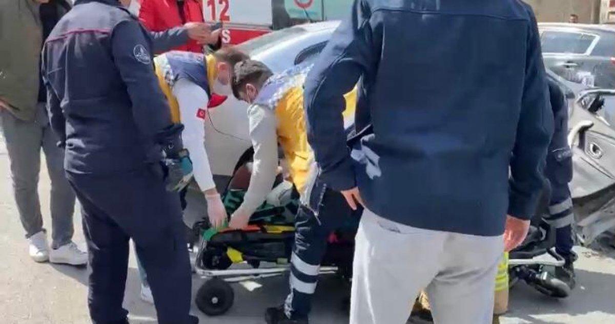 Ataşehir’de ehliyetsiz sürücü kaza yaptı, 1 kişi aracın içinde sıkıştı
