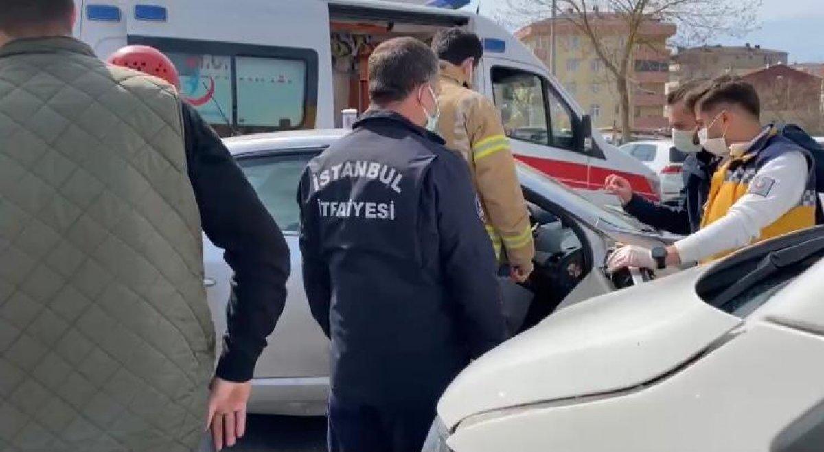 Ataşehir’de ehliyetsiz sürücü kaza yaptı, 1 kişi aracın içinde sıkıştı