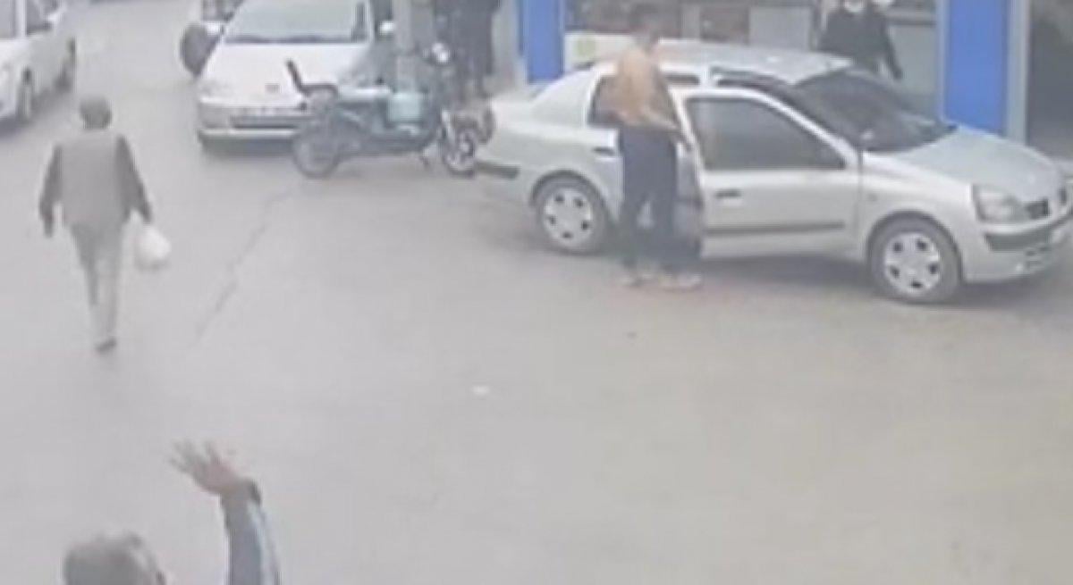 Adana'da sokak ortasındaki üstsüz genç sürücüleri korkuttu