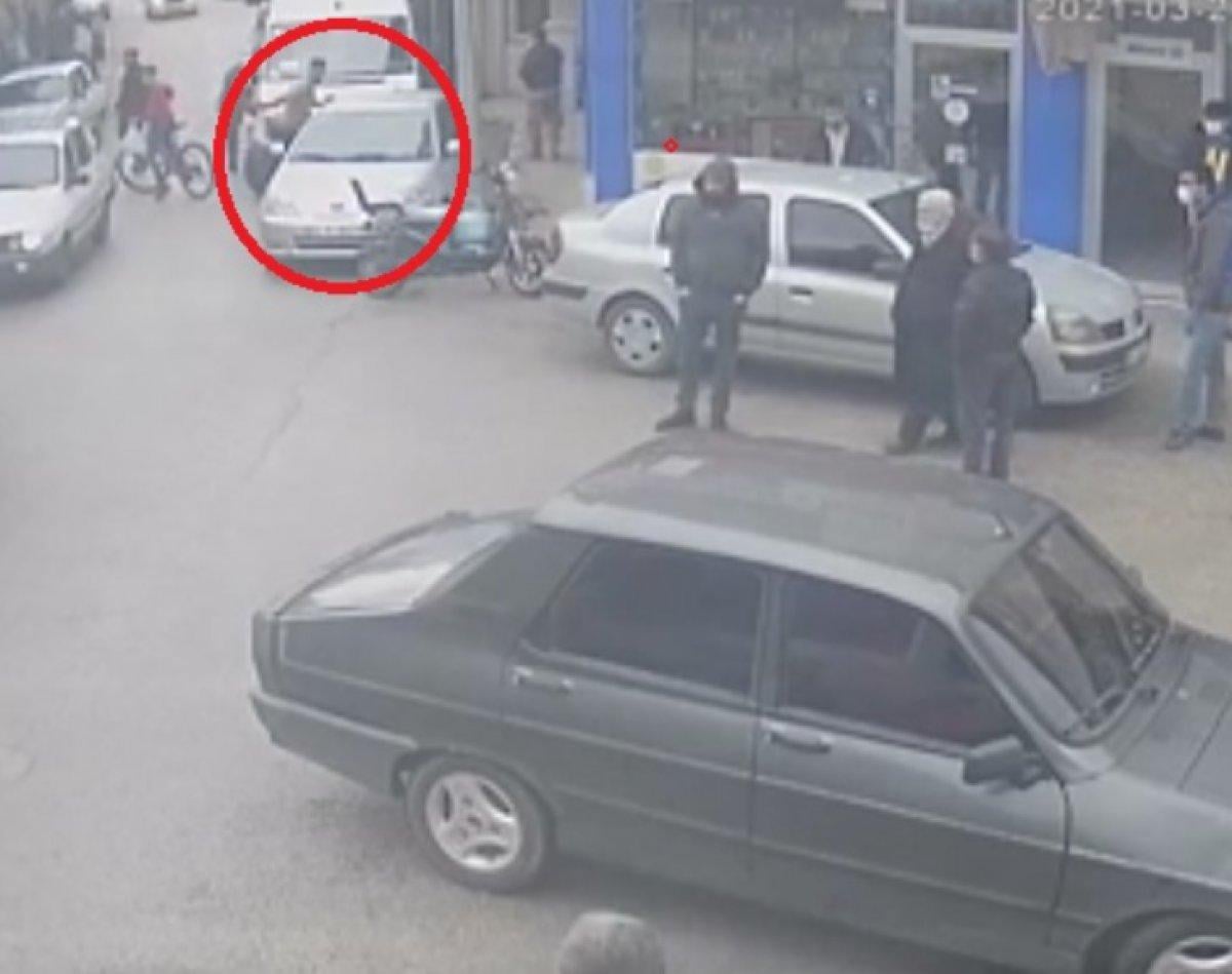 Adana'da sokak ortasındaki üstsüz genç sürücüleri korkuttu