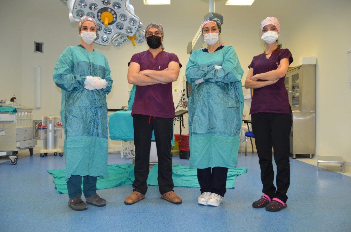 Antalya'da karın ağrısıyla hastaneye gitti, 20 kiloluk kitle çıkarıldı