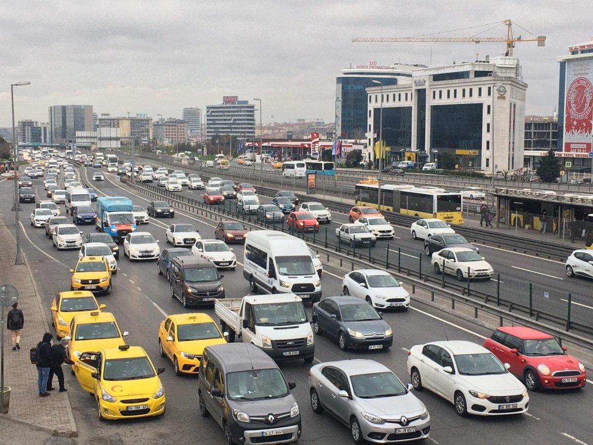 32 saatlik kısıtlama bitti: İstanbul’da yoğunluk başladı
