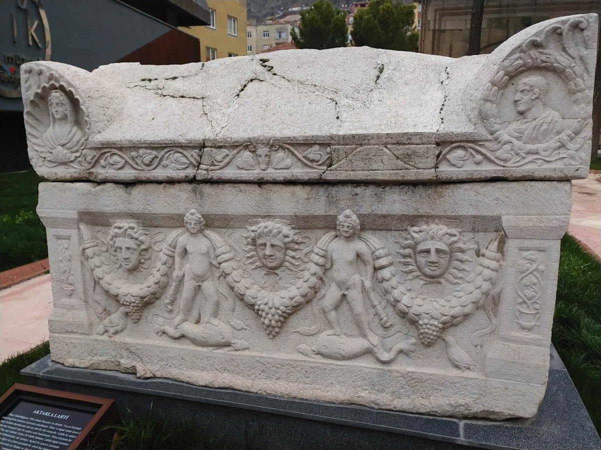 Amasya’da beddualı lahit dikkat çekiyor