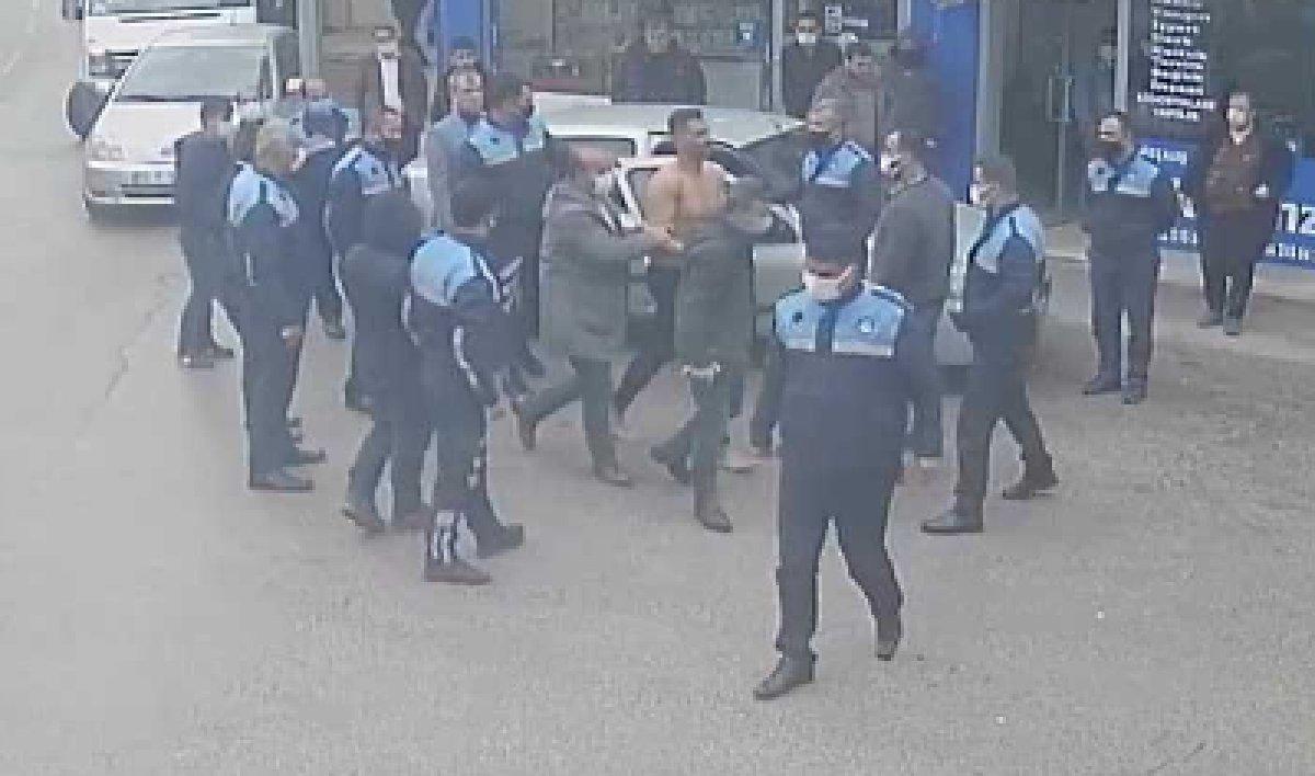 Adana'da sokak ortasındaki üstsüz genç sürücüleri korkuttu