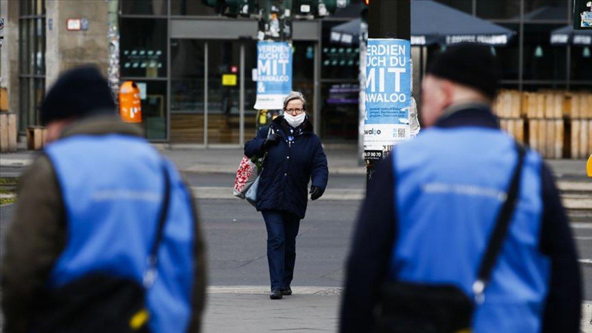 Merkel, eyalet başbakanlarından tedbirlere uymalarını istedi