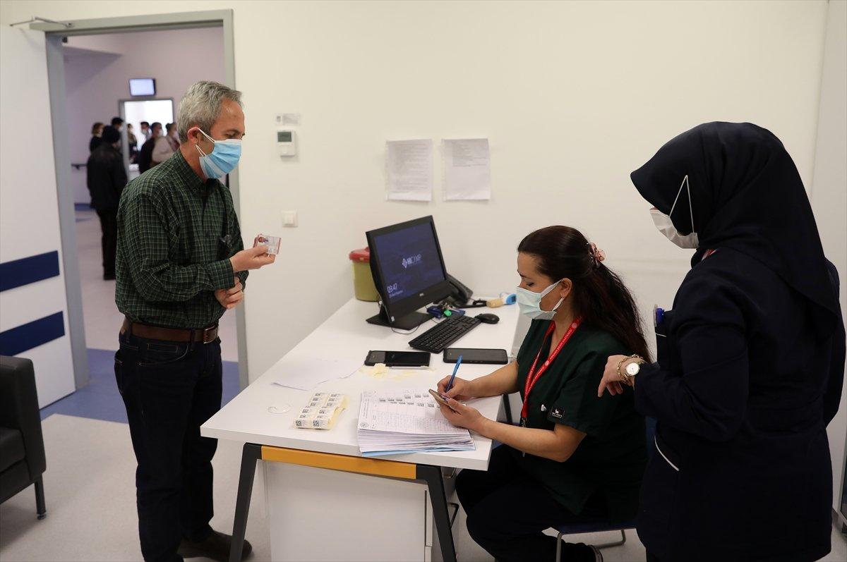 Türkiye'de aşı uygulamasında 15 milyon doz geçildi