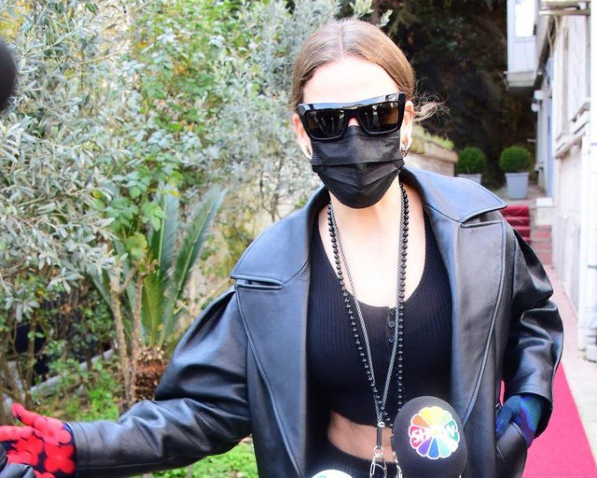 Serenay Sarıkaya siyahlar içinde