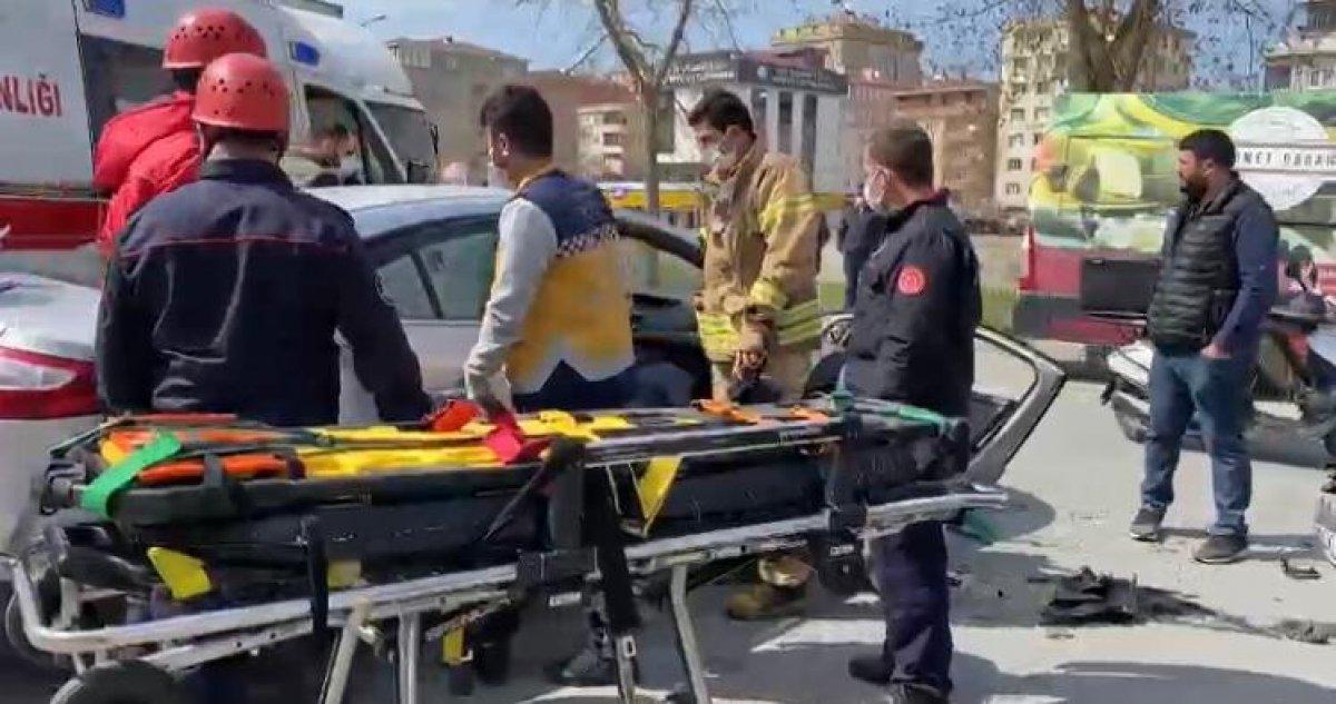 Ataşehir’de ehliyetsiz sürücü kaza yaptı, 1 kişi aracın içinde sıkıştı