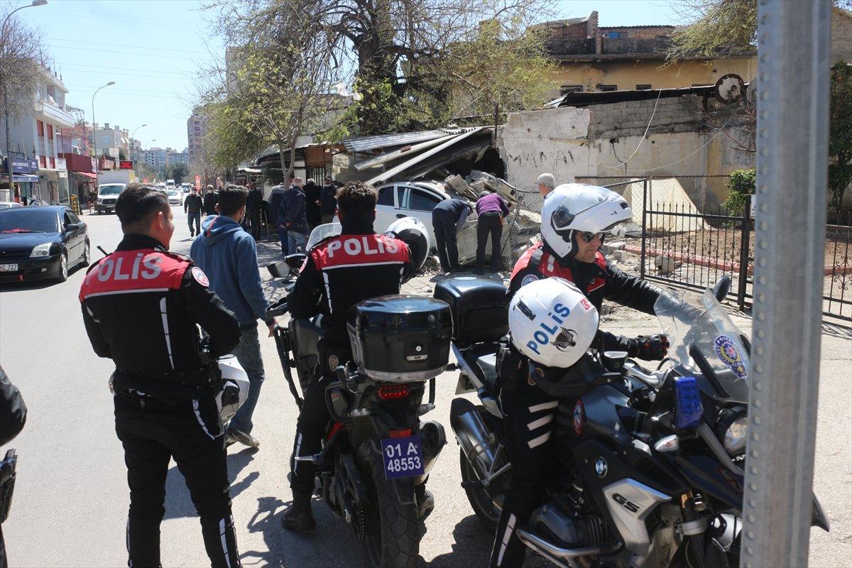 Adana'da kediye çarpmamak için dükkana daldı