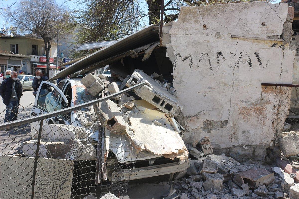 Adana'da kediye çarpmamak için dükkana daldı