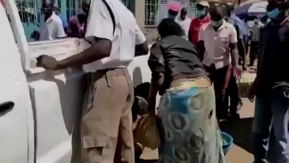 Kenya'da polis kamyonetinin arkasında sürüklenen kadın