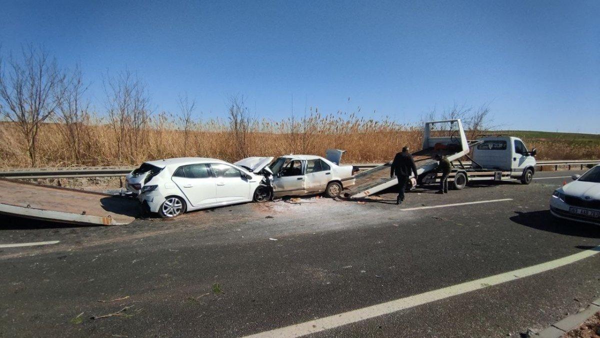 Şanlıurfa’da iki otomobil çarpıştı: 6 yaralı