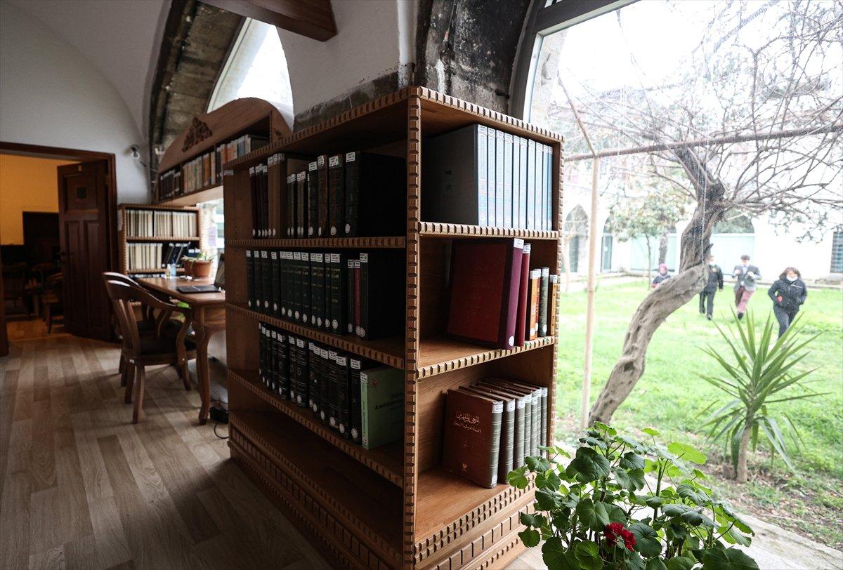 İsviçreli Müslüman araştırmacı, İstanbul'da el yazmalarını inceliyor