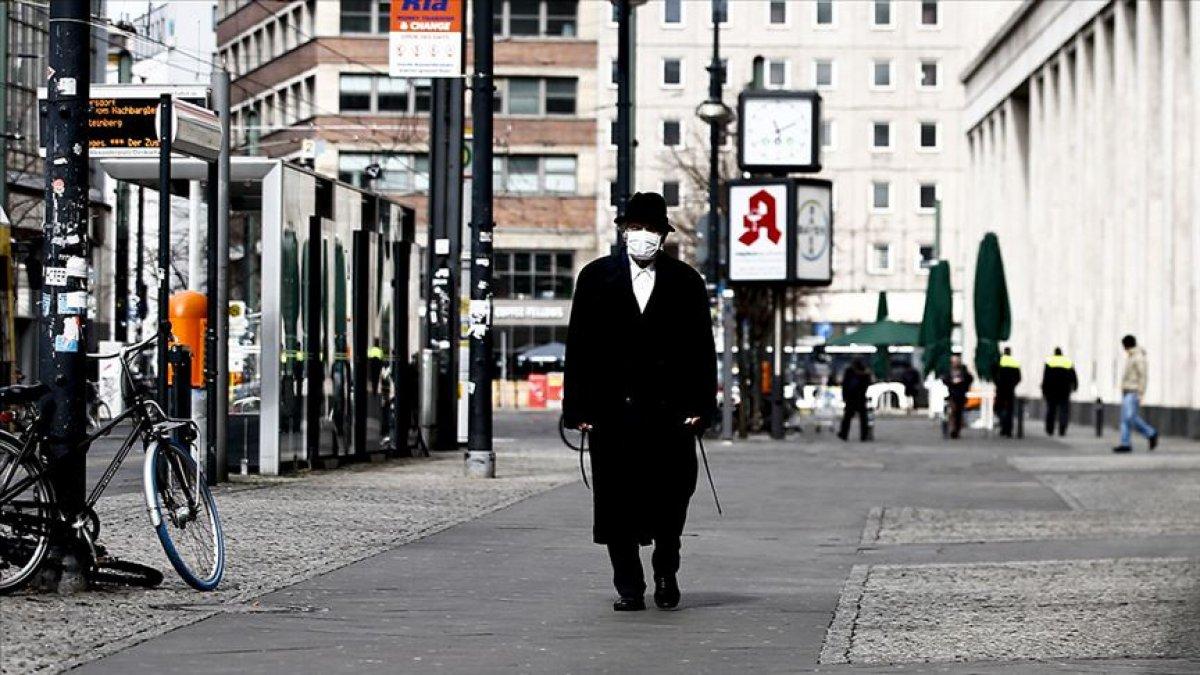 Merkel, eyalet başbakanlarından tedbirlere uymalarını istedi