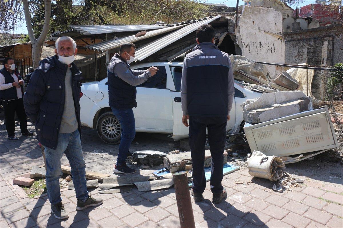 Adana'da kediye çarpmamak için dükkana daldı