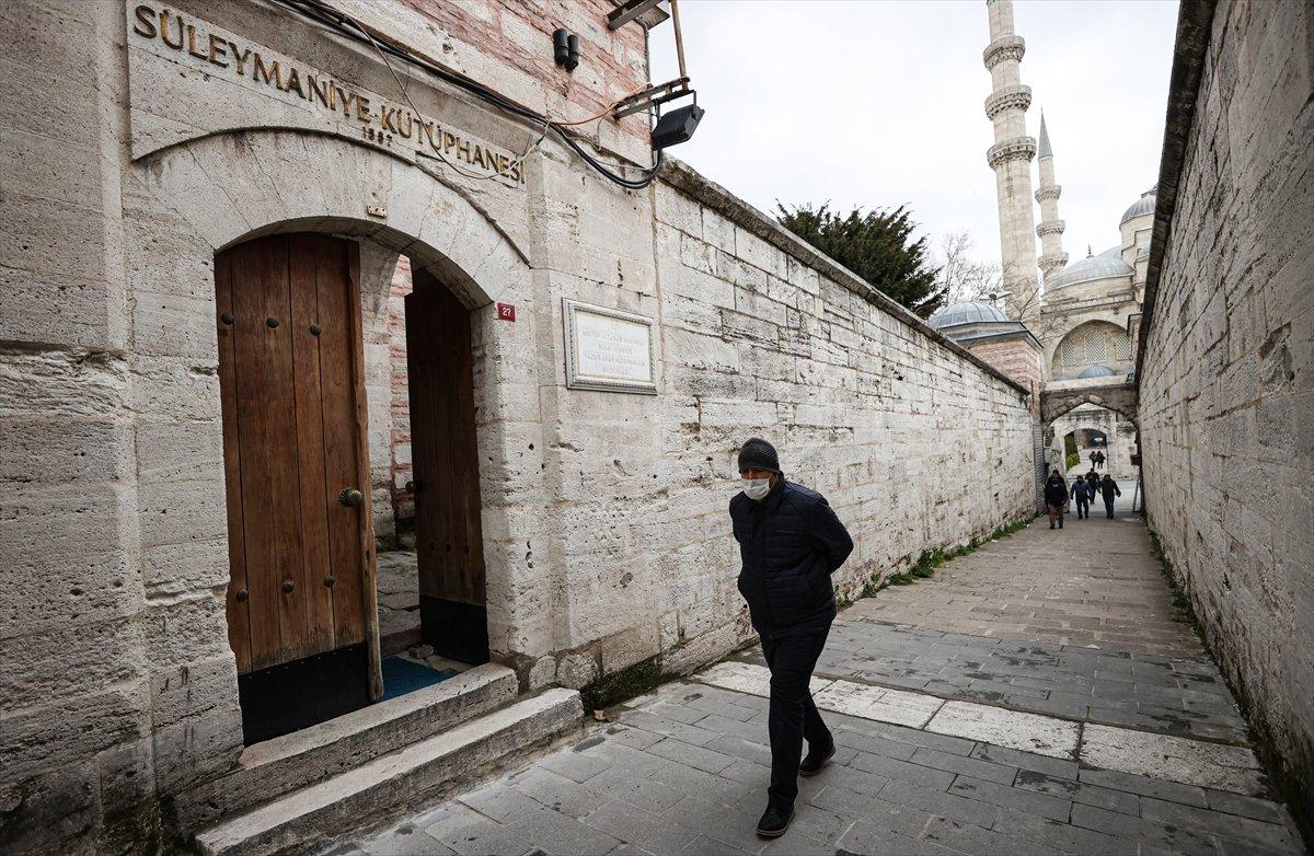İsviçreli Müslüman araştırmacı, İstanbul'da el yazmalarını inceliyor