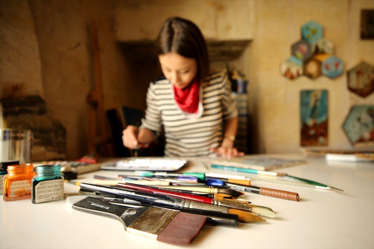 Ressam Hatice Abalı, Kapadokya'nın peri kızlarını lavdan oluşan kayaçlara resmetti
