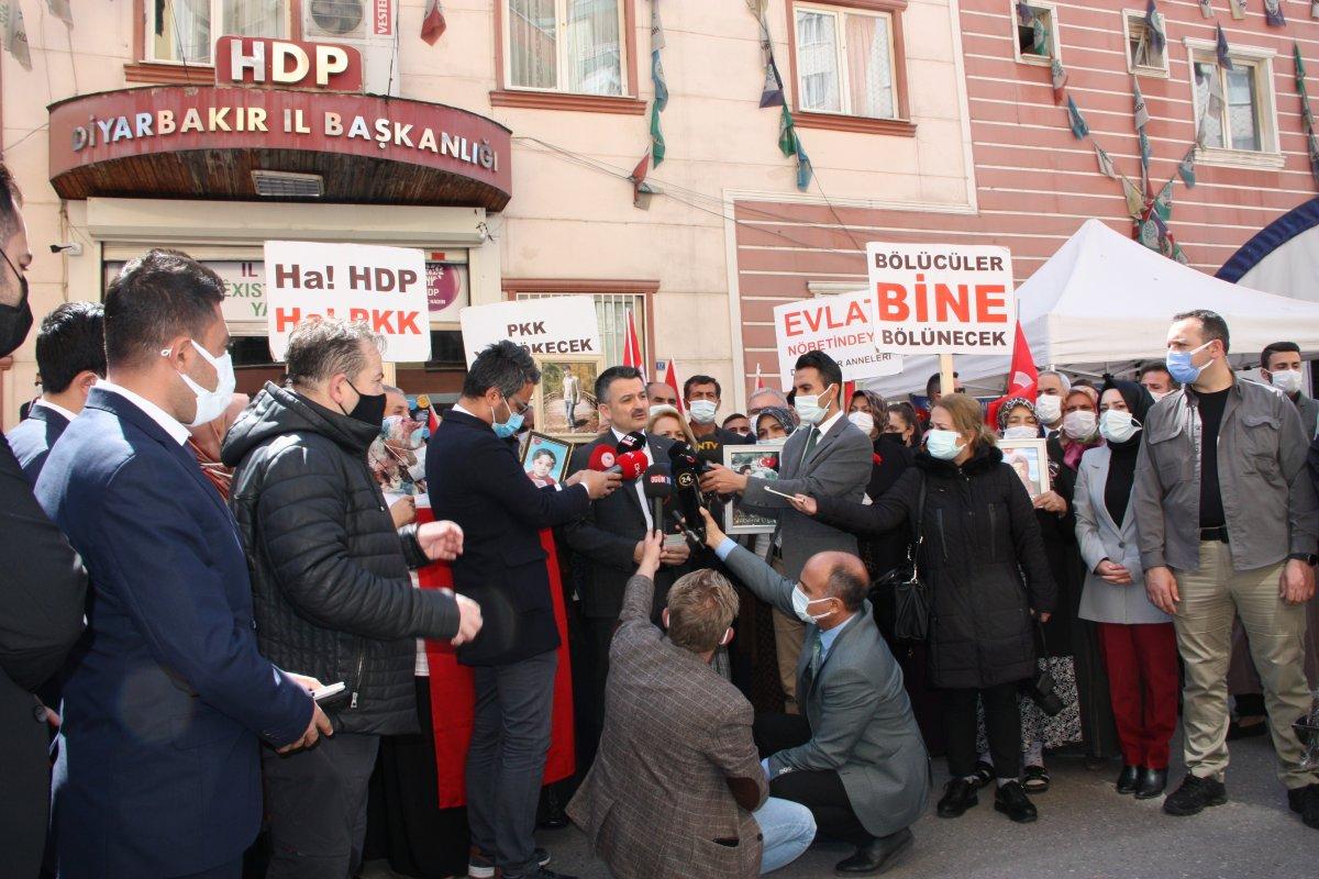 Tarım ve Orman Bakanı Pakdemirli evlat nöbetindeki ailelerle buluştu