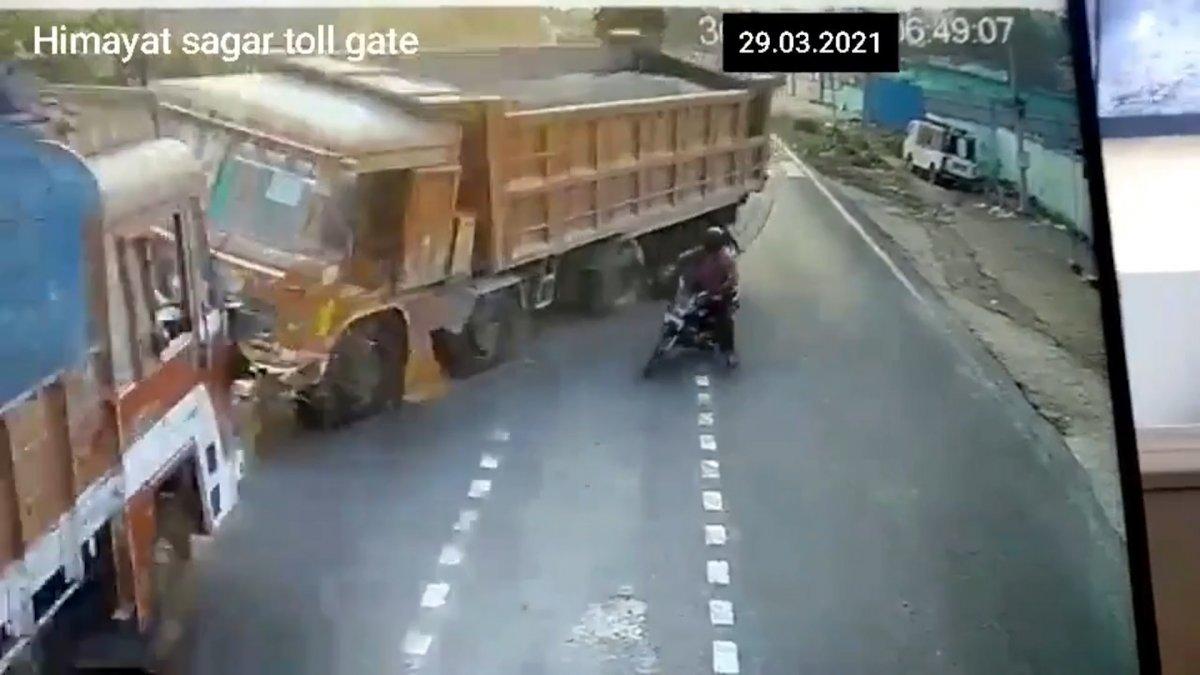 Hindistan'da motosikletlinin hatası kazaya neden oldu