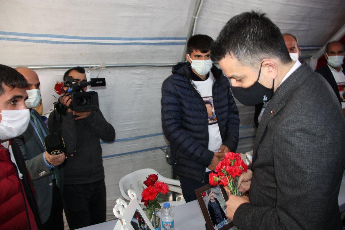 Tarım ve Orman Bakanı Pakdemirli evlat nöbetindeki ailelerle buluştu
