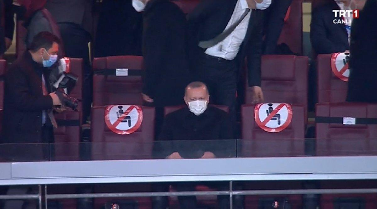Cumhurbaşkanı Erdoğan, Türkiye-Letonya maçını tribünden izledi