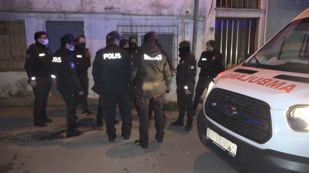 Bursa'da kısıtlamayı ihlal eden kadın sürücü, bekçiye çarptı