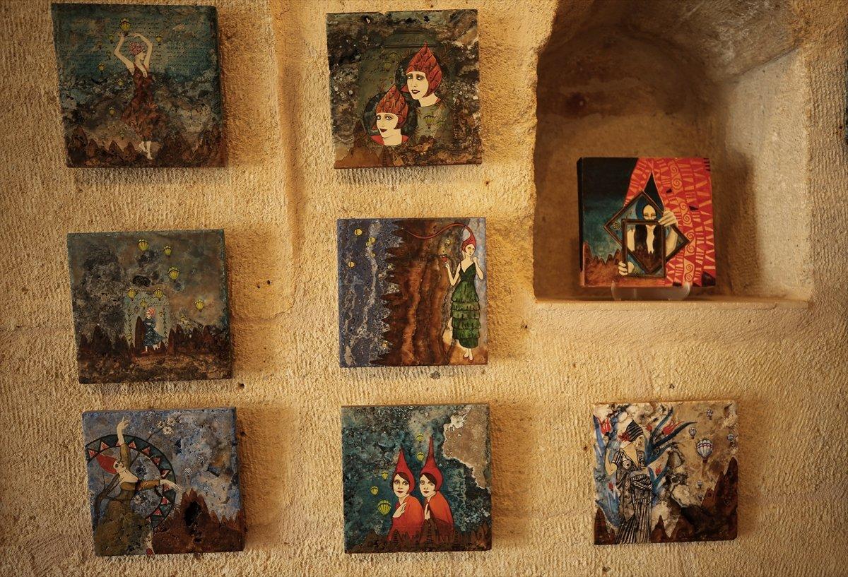 Ressam Hatice Abalı, Kapadokya'nın peri kızlarını lavdan oluşan kayaçlara resmetti