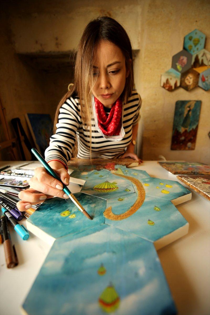 Ressam Hatice Abalı, Kapadokya'nın peri kızlarını lavdan oluşan kayaçlara resmetti