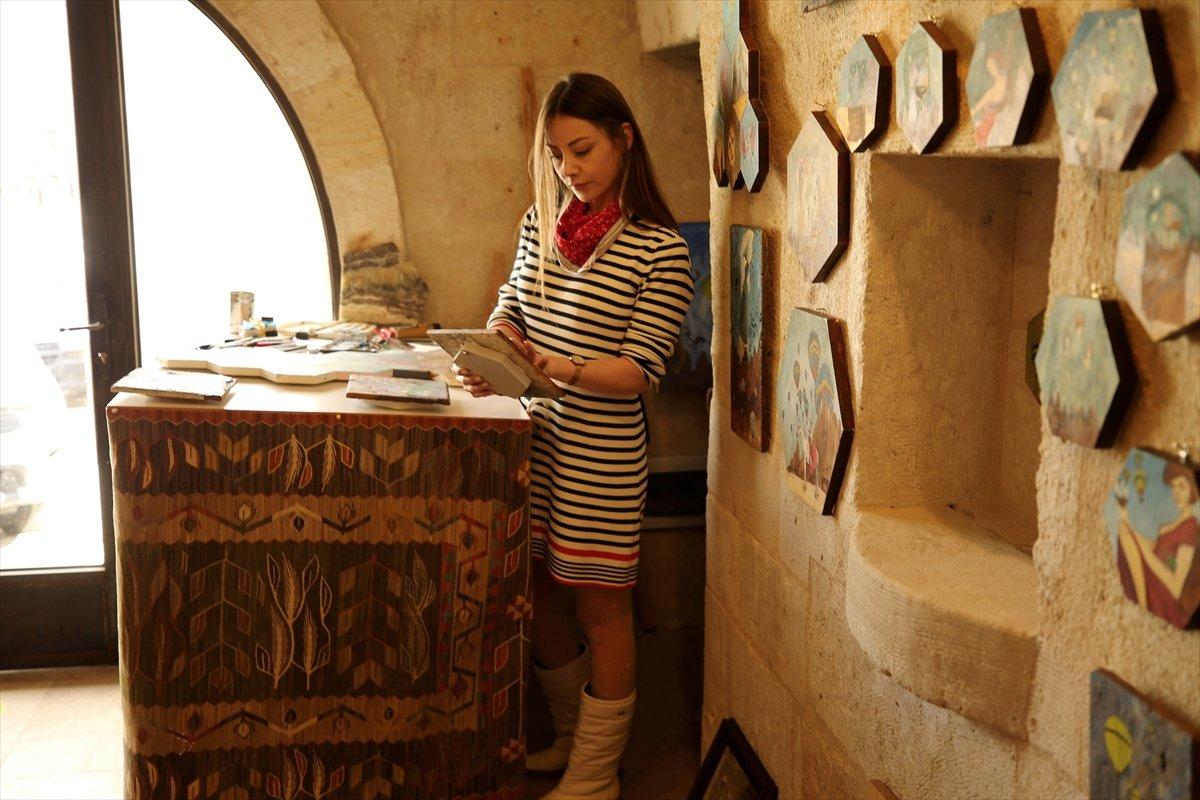 Ressam Hatice Abalı, Kapadokya'nın peri kızlarını lavdan oluşan kayaçlara resmetti