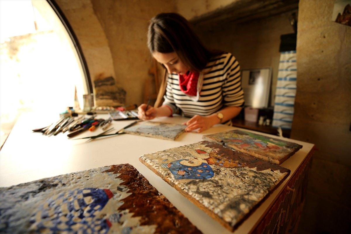 Ressam Hatice Abalı, Kapadokya'nın peri kızlarını lavdan oluşan kayaçlara resmetti
