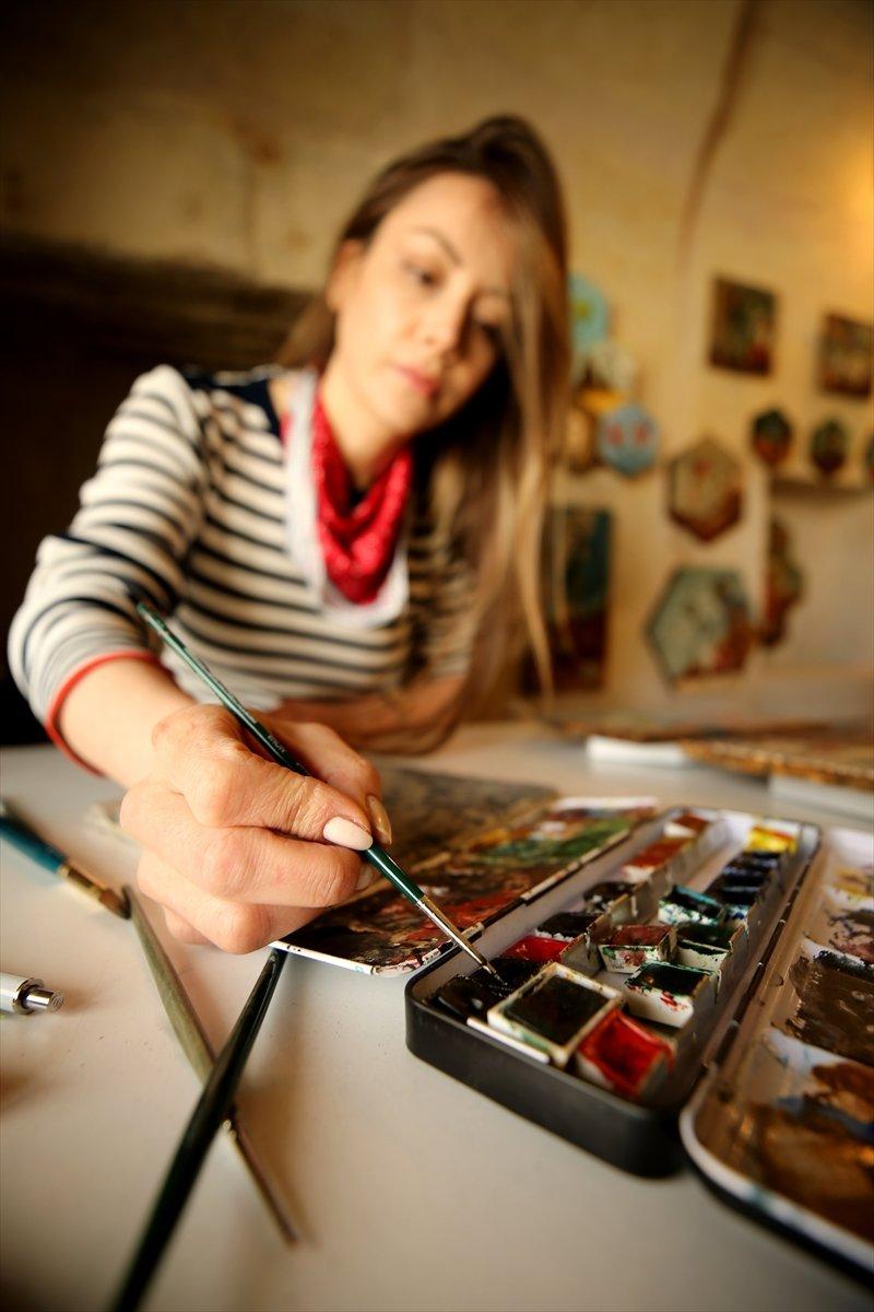 Ressam Hatice Abalı, Kapadokya'nın peri kızlarını lavdan oluşan kayaçlara resmetti