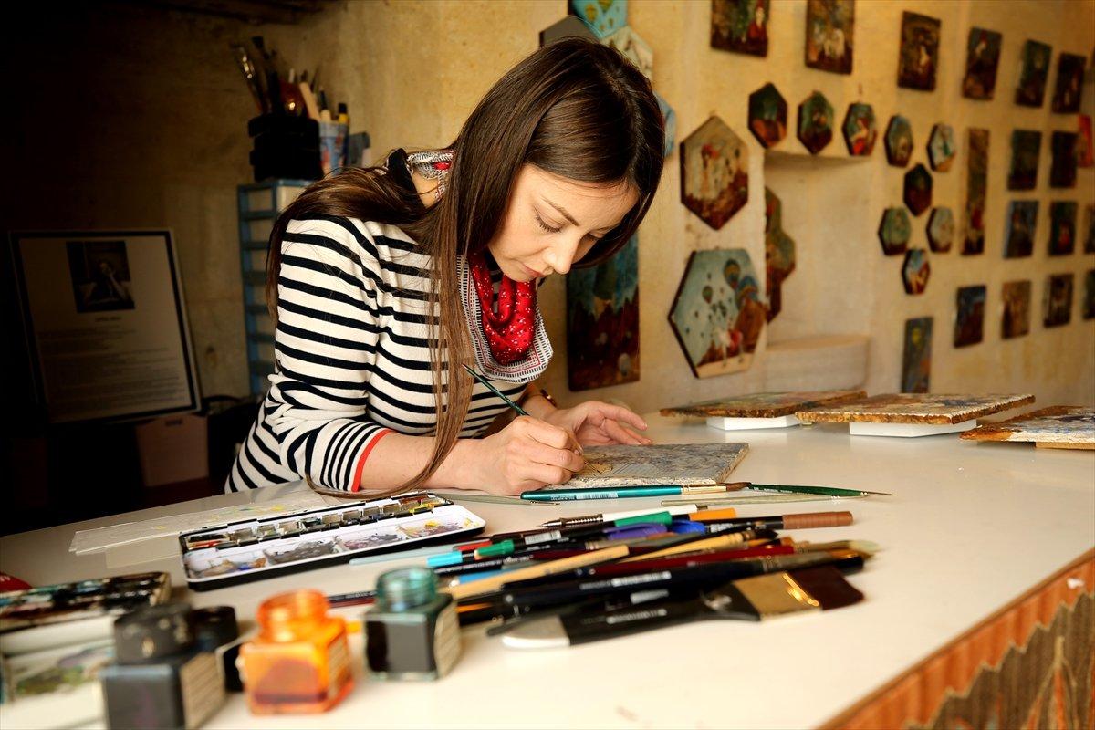 Ressam Hatice Abalı, Kapadokya'nın peri kızlarını lavdan oluşan kayaçlara resmetti