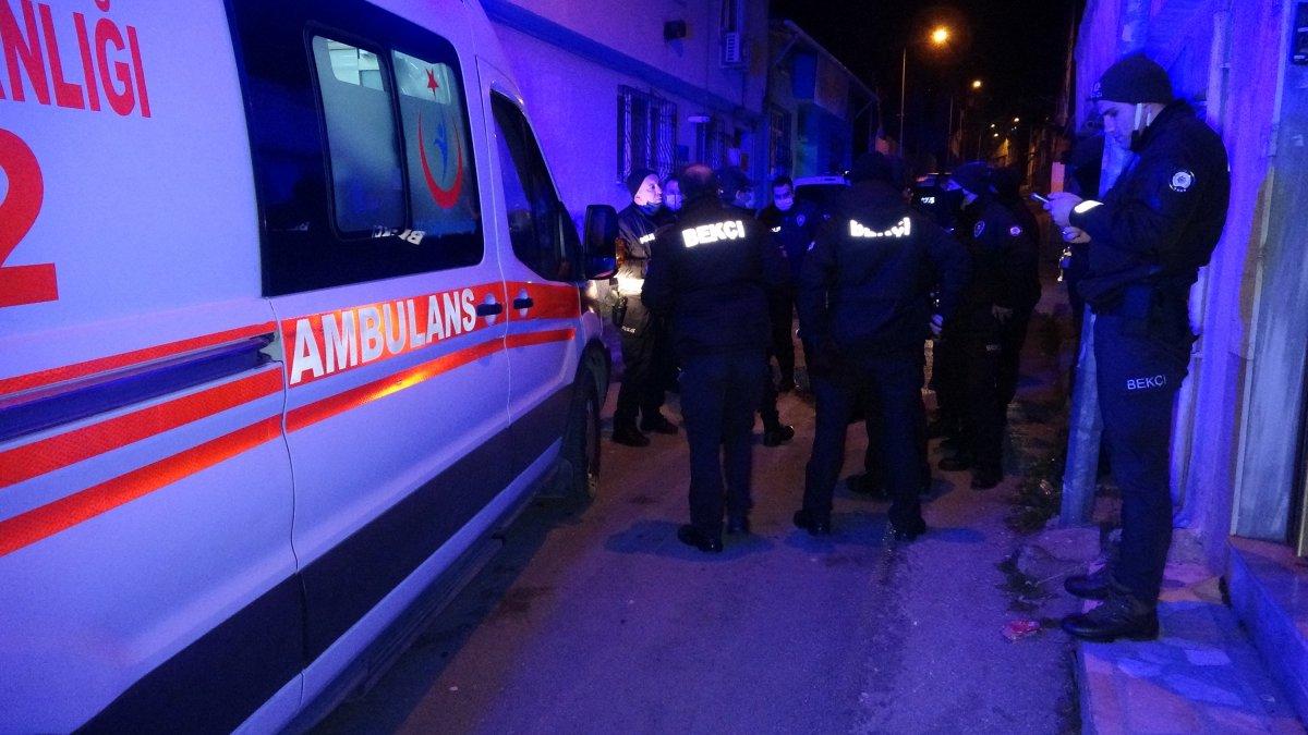 Bursa'da kısıtlamayı ihlal eden kadın sürücü, bekçiye çarptı