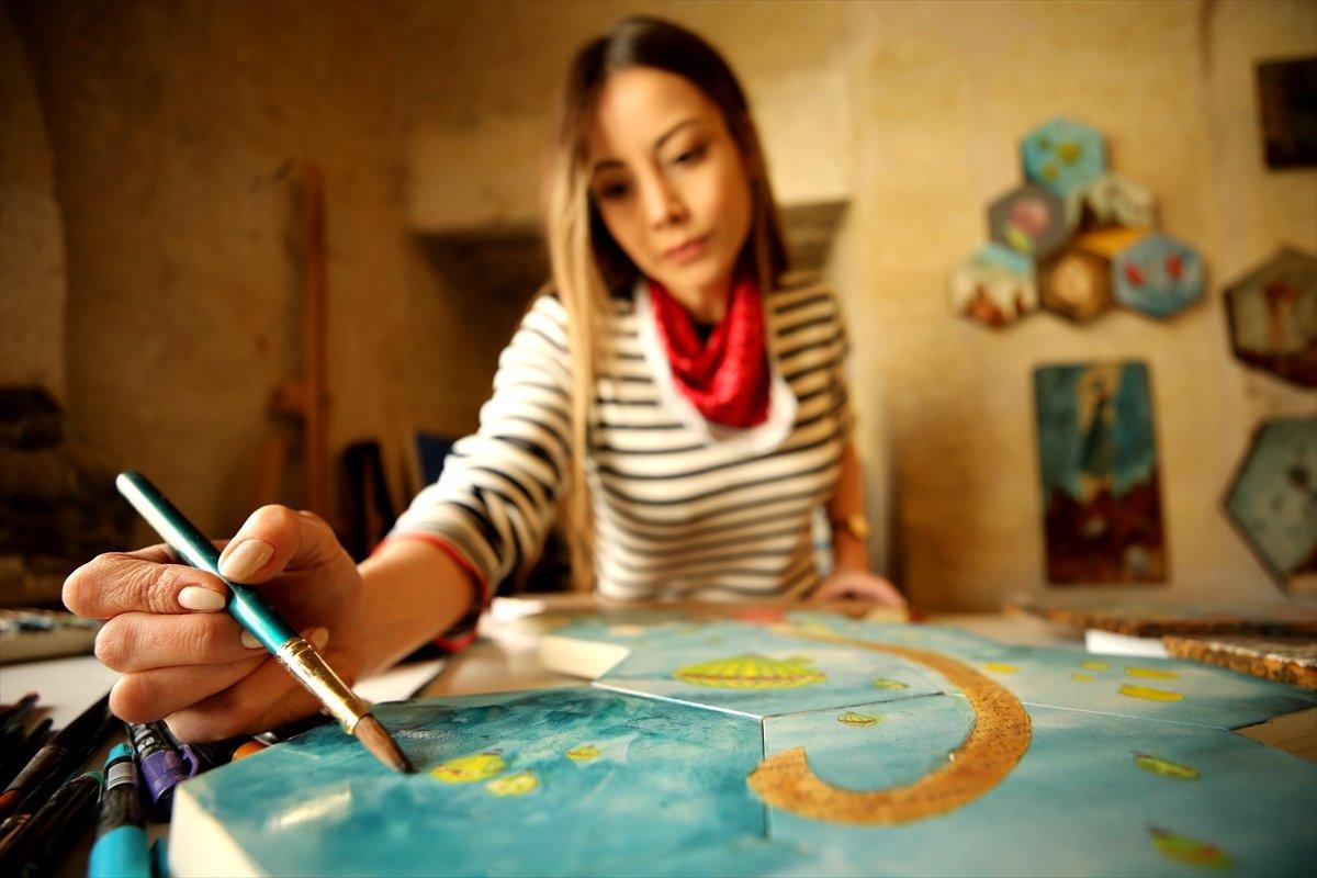 Ressam Hatice Abalı, Kapadokya'nın peri kızlarını lavdan oluşan kayaçlara resmetti
