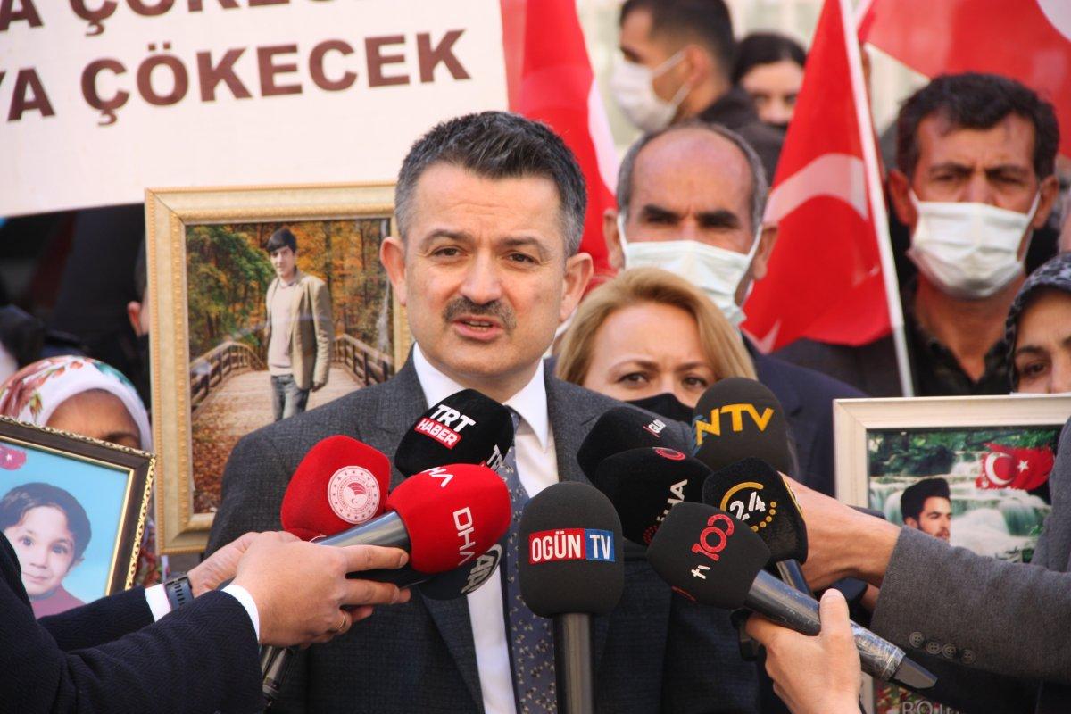 Tarım ve Orman Bakanı Pakdemirli evlat nöbetindeki ailelerle buluştu