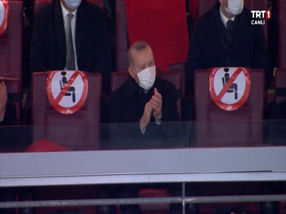 Cumhurbaşkanı Erdoğan, Türkiye-Letonya maçını tribünden izledi