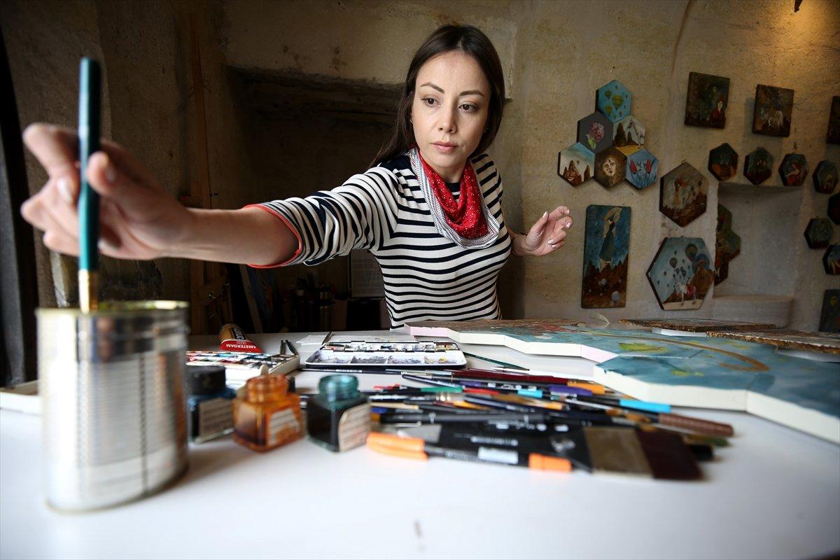 Ressam Hatice Abalı, Kapadokya'nın peri kızlarını lavdan oluşan kayaçlara resmetti