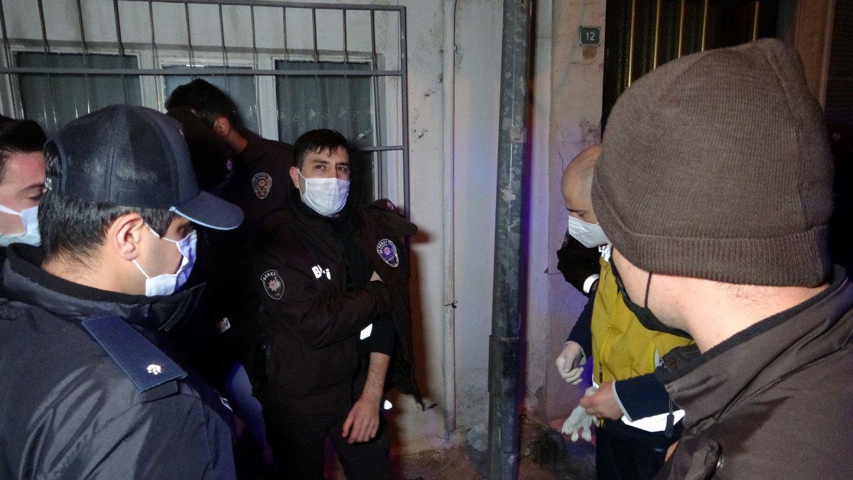 Bursa'da kısıtlamayı ihlal eden kadın sürücü, bekçiye çarptı