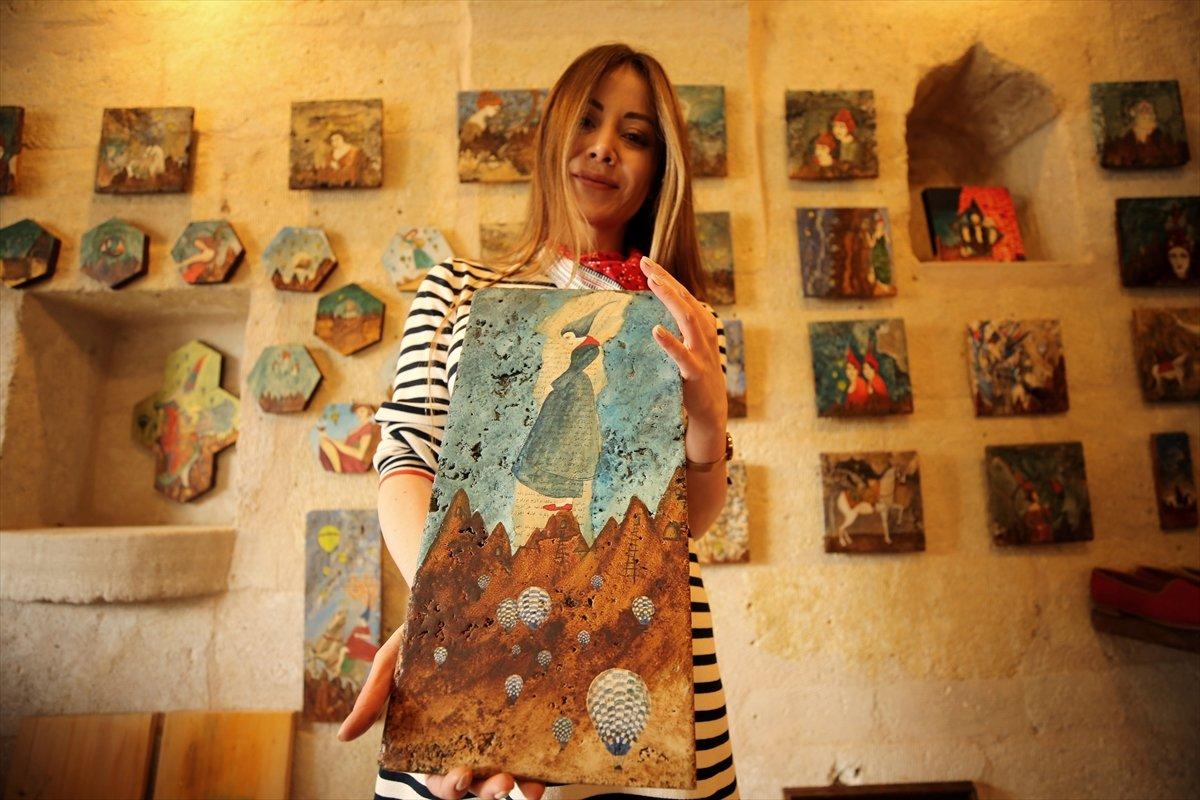 Ressam Hatice Abalı, Kapadokya'nın peri kızlarını lavdan oluşan kayaçlara resmetti