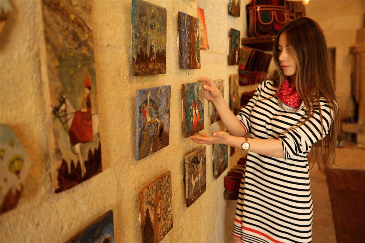 Ressam Hatice Abalı, Kapadokya'nın peri kızlarını lavdan oluşan kayaçlara resmetti