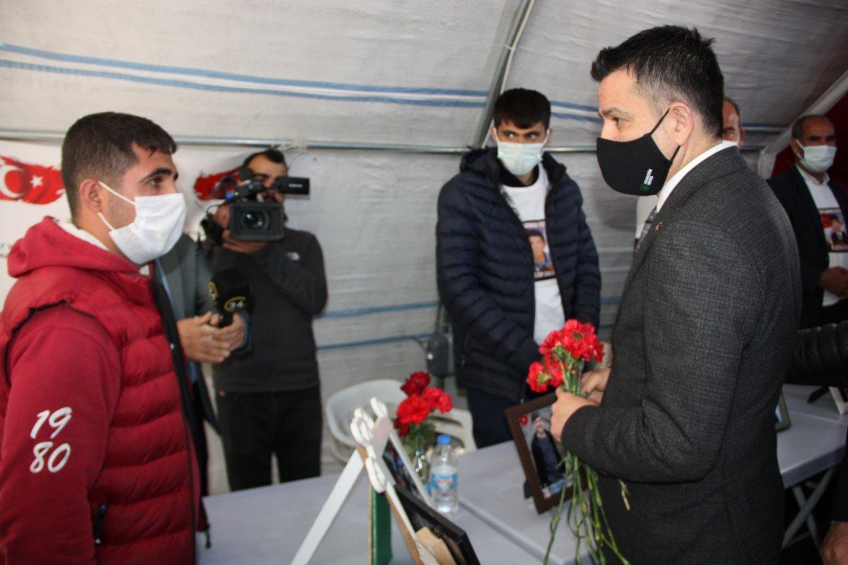 Tarım ve Orman Bakanı Pakdemirli evlat nöbetindeki ailelerle buluştu