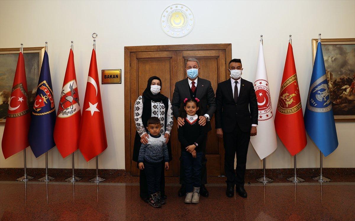 Hulusi Akar, Hakkarili küçük Hira ile görüştü