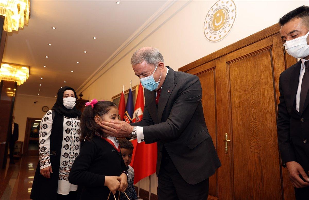 Hulusi Akar, Hakkarili küçük Hira ile görüştü