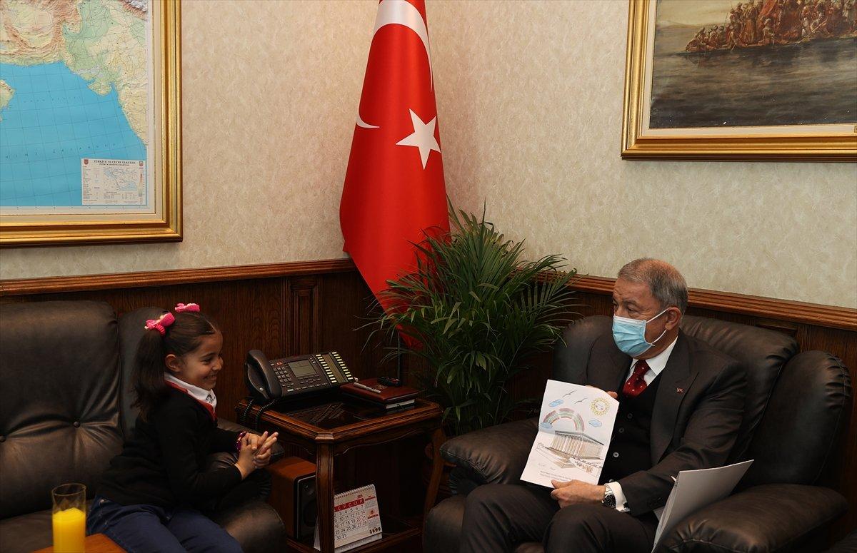 Hulusi Akar, Hakkarili küçük Hira ile görüştü