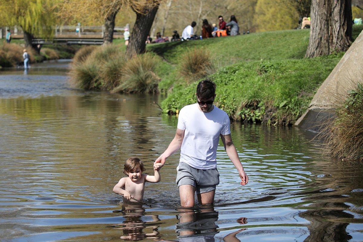 İngiltere'de parklar ve plajlar doldu