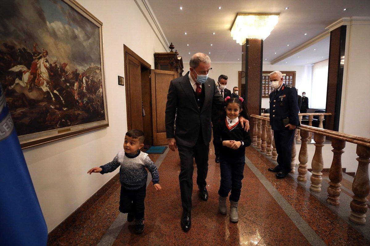 Hulusi Akar, Hakkarili küçük Hira ile görüştü