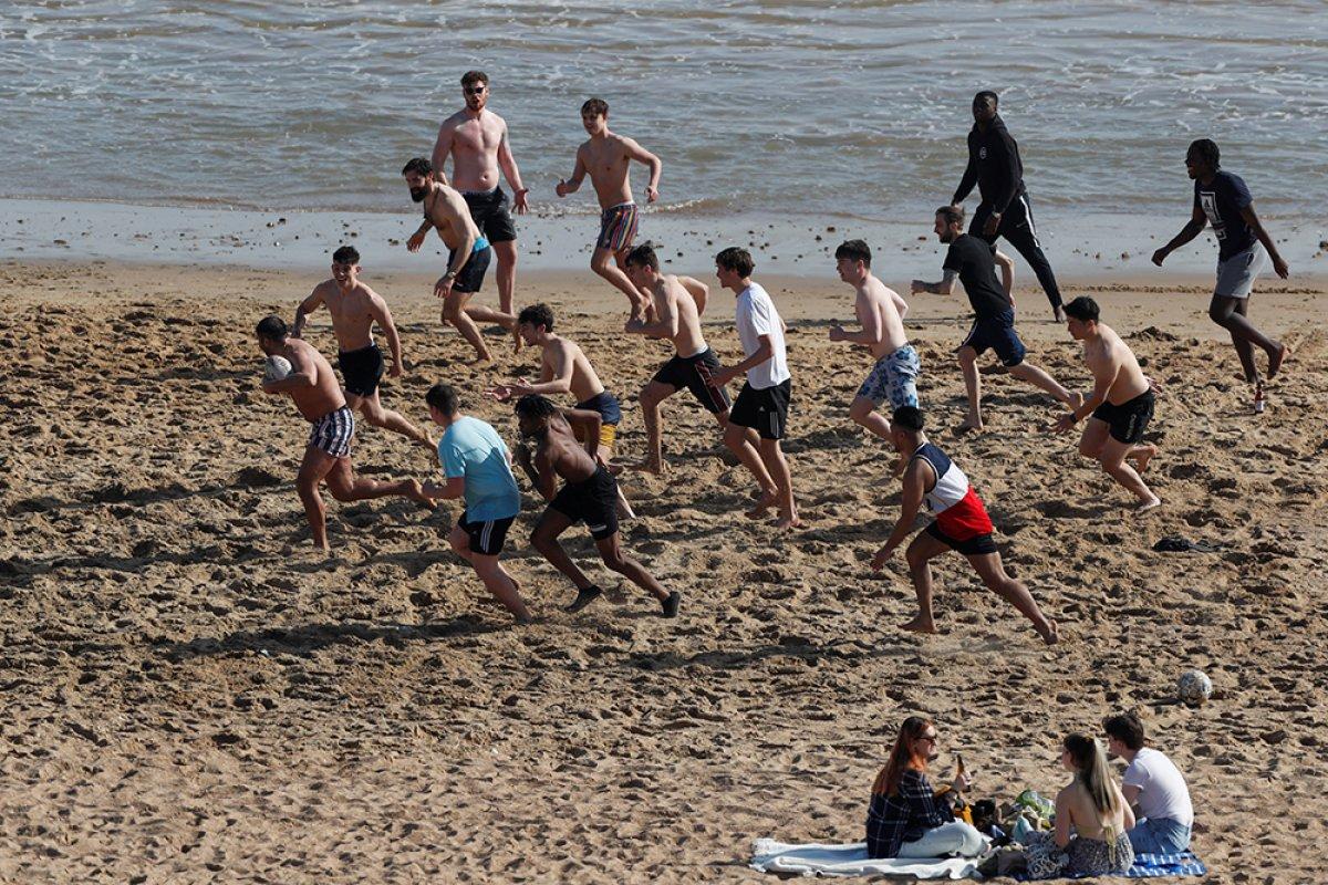 İngiltere'de parklar ve plajlar doldu